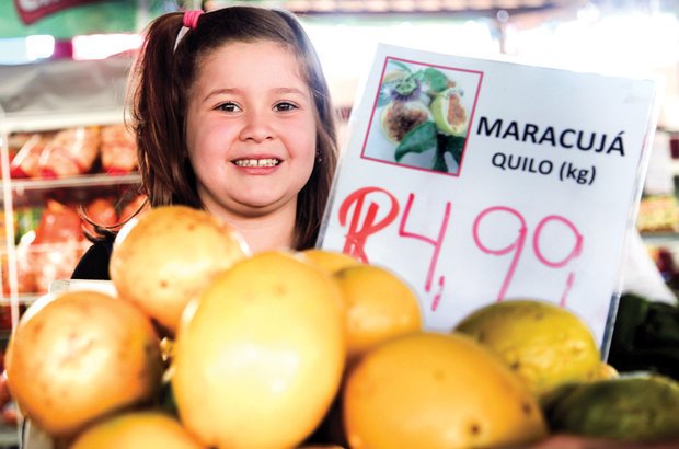 Para fazer as placas, todos escreveram e revisaram muitas vezes até obter a versão final. Manuela Novais