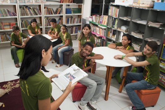 O mundo dos livros Aos poucos, Antonio conseguiu aproximar os alunos do universo da escrita. A classe começou a frequentar a biblioteca e a tomar gosto pela leitura. Uma das meninas leu para os colegas e, em seguida, eles escolheram livros para levar para casa.