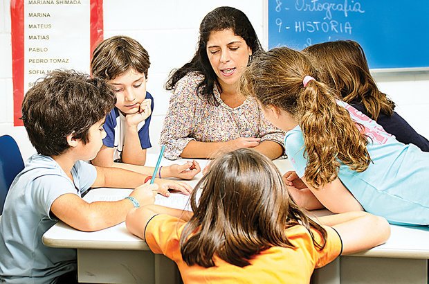 Reunidos em grupos, os alunos debateram como duplicar a receita do bolo de cenoura. Foto Ramón Vasconcelos. Ilustração Marcella Briotto