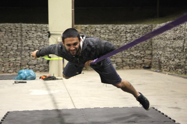 <i>Chest bounce</i> Faça os movimentos da <i>but bounce</i>. Quando a fita impulsionar você para cima, flexione os joelhos e projete o corpo para a frente, para cair deitado na diagonal