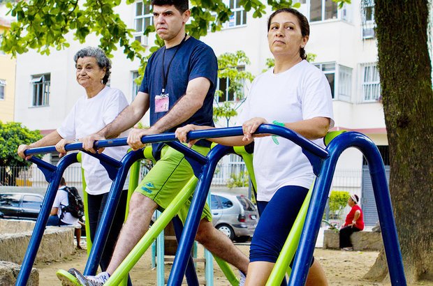Pernas em ação No simulador de caminhadas da academia ao ar livre, os alunos mexeram as pernas para a frente e para trás. A prática desenvolve a coordenação motora e a mobilidade dos membros inferiores. Fernando Frazão