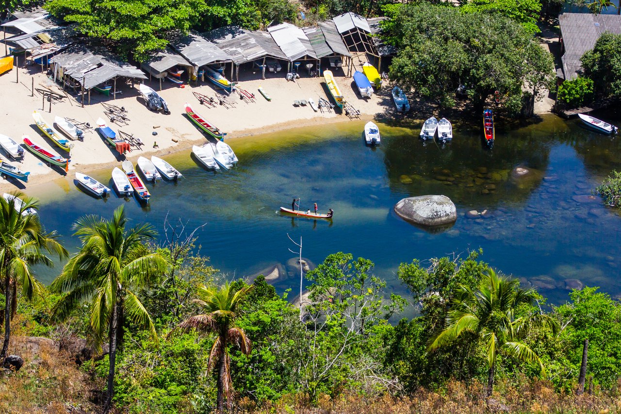 Vista aérea da praia do Bonete, em Ilhabela (SP) com barcos e barracas