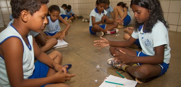 Tempo para jogar O jogo de dados foi o primeiro a ser trabalhado em sala. As crianças registravam a pontuação obtida e calculava quantos faltavam para obter dez pontos ou quanto o resultado já havia ultrapassado esse valor. É fundamental prever algumas aulas para a turma se apropriar das regras e estratégias envolvidas. Foto: Janduari Simões