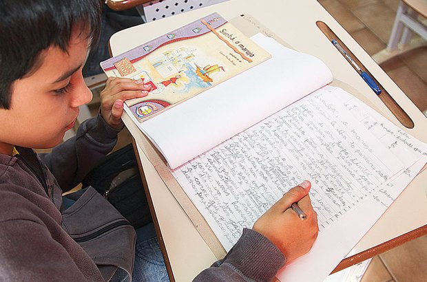 <em>Simbad comprou um outro barco para navegar mais uma vez com seus companheiros.</em> De forma individual, as crianças produziram textos, colocando em ação o que aprenderam. Foto Manuela Novais. Ilustração Anna Cunha