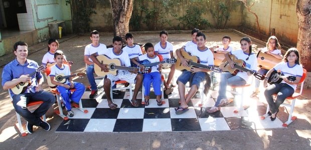 Lugar de samba é na escola A turma do professor Alessandro de Oliveira Branco aprendeu a tocar instrumentos como violão, cavaquinho e percussão com base nas músicas de Cartola. Foto: Marco Monteiro