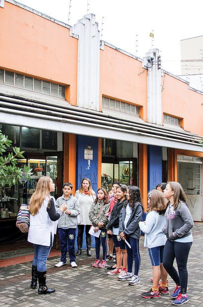 Muitas fachadas mantêm a estética original, conforme visto em fotos antigas. Fábio Augusto