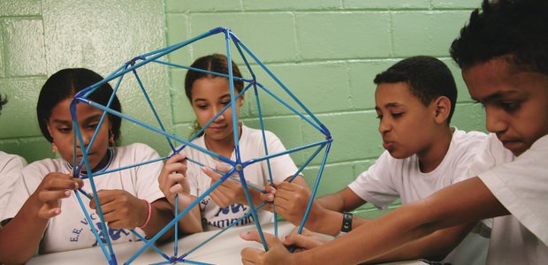 Alunos da EE Victor Civita estudando um sólido geométrico na aula de matermática, em Guarulhos, SP. Foto: Gustavo Lourençao