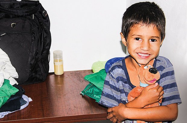 Deivid, 6 anos, encontra aconchego para o sono em seu Scooby Doo de pelúcia. André Menezes