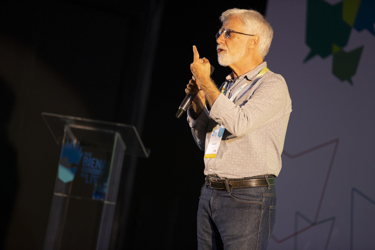O educador José Pacheco durante palestra na Bienal Internacional do Livro do Rio de Janeiro