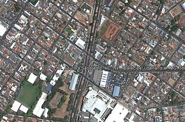 A turma continuou a pesquisa até chegar ao endereço da escola, em Uberlândia. Google Earth