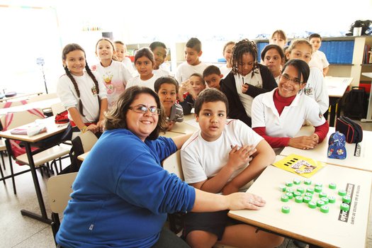 Perceba as características especificas de cada autista Não desista dos alunos que se recusam a interagir. Valorize as habilidades do autista para criar situações de interação e minimizar a dificuldade de convívio social. Ajude o aluno a incorporar rotinas em grupo e regras de convívio social.