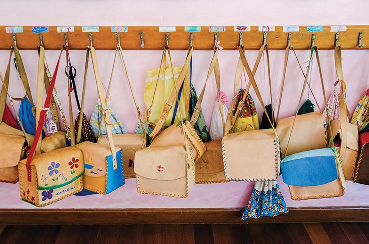 Nas fotos, detalhes do dia a dia da Escola Waldorf Rudolf Steiner, em São Paulo. Nela, correr, pular, brincar e fantasiar são prioridades para as crianças. Incentivam-se os trabalhos manuais, o contato com a natureza e o estímulo à criatividade. O uso da tecnologia só acontece a partir do Ensino Médio.