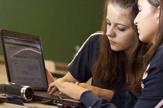 Textos online Além dos vídeos, os alunos também escrevem uma introdução para as reportagens e publicam no site da TV e nas redes sociais. Assim, divulgam as novidades para seus telespectadores. Foto: Tamires Koop