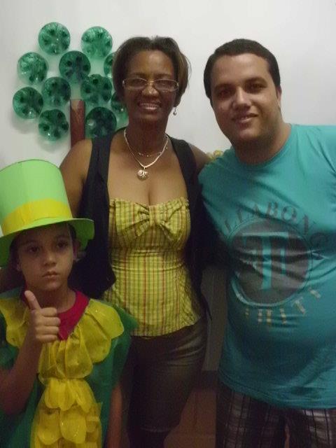 #orgulho de ser professor A professora Sonia Silva e Silva entre um pai e seu filho. Ela já deu aulas para ambos