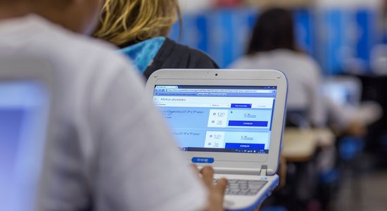 Aluno utiliza plataforma de aprendizagem adaptativa. Crédito: Na Lata