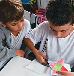 QUAL É A FIGURA? Construir alguns sólidos a partir da planificação faz com que as crianças levantem hipóteses. Foto: Rogério Albuquerque