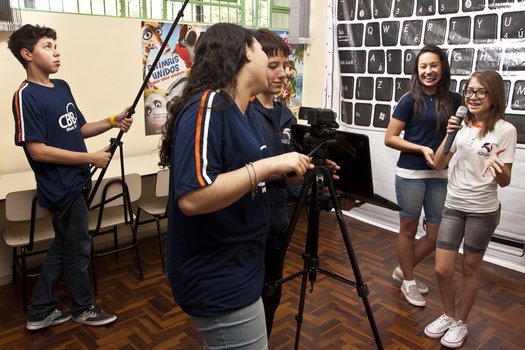 Estúdio Uma sala de aula foi adaptada para abrigar os trabalhos da equipe da CBB WebTV. Nela, os alunos gravam vídeos com comentários sobre filmes, livros e videogames. Foto: Tamires Koop