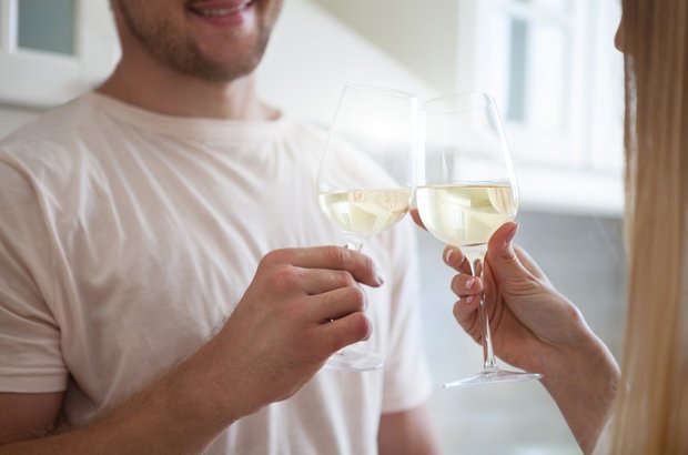 Psicologia Brad Bushman: premiadopor provar que os homens quando tomam diversos drinques sentem que são mais atraentes do que nas ocasiões em que bebem menos. No estudo, os participantes eram convidados a beber antes de falar como se sentiam atraentes e espirituosos, diante de um júri encarregado de dar nota às mesmas características. CRÉDITO: Shutterstock