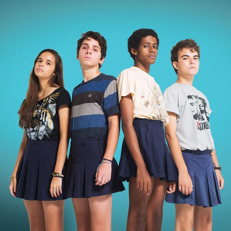 Nathália, Matheus e Daian protestaram pelo direito de Emilson (blusa bege) usar saia