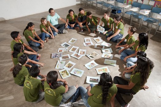 Para começar, muita conversa O primeiro passo do trabalho foi uma roda de conversa. Antonio dispôs imagens de jornais e revistas no chão e propôs que os estudantes aproveitassem-nas para relembrar e falar sobre fatos e professores inesquecíveis. A atividade foi a porta de entrada para a produção escrita.