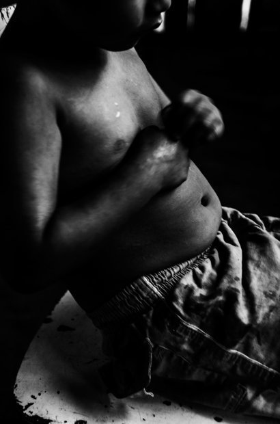 Fora da pré-escola Renato*, 6 anos, nunca frequentou a Educação Infantil. O indiozinho mal fala português, comunicando-se apenas em ava guarani, sua língua materna. Ele faz parte dos cerca de 30% de índios de até 10 anos que não têm nenhum documento de identificação no Brasil. Foto: Marcelo Almeida