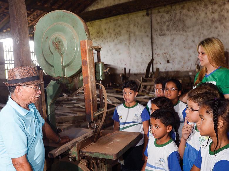 Alunos visitam antiga senzala de engenho em Pernambuco