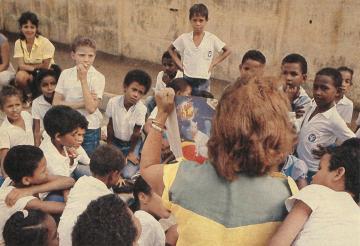 Professora contando histórias para crianças