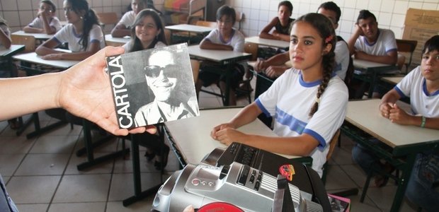 Apreciação musical Simultaneamente à análise da letra das músicas de Cartola e à pesquisa sobre o artista, os alunos foram apresentados às músicas. Alessandro levou alguns discos do sambista e os estudantes puderam escolher quais músicas queriam aprender a tocar. Isso, claro, com base em uma pré-seleção feita pelo professor. Foto: Marco Monteiro