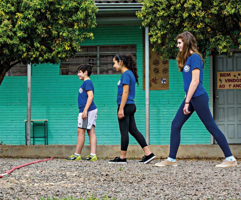 Alunos mostram diferentes tamanhos de passos