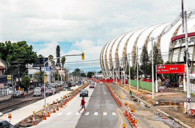 Ampliação de ruas Porto Alegre. As intervenções urbanas em Porto Alegre incluem, ainda, a construção de pontes e viadutos e o alargamento de vias próximas ao estádio, como a Avenida Edvaldo Pereira Paiva, a Beira-Rio, que vai ser duplicada. O objetivo é aliviar o fluxo intenso de automóveis durante os jogos. Foto: Anselmo Cunha.