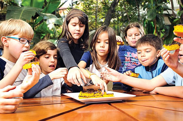 Depois de tanto estudar, nada melhor que uma pausa para um lanchinho. Foto Ramón Vasconcelos. Ilustração Marcella Briotto