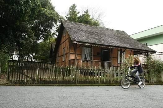 Construção a favor do aprendizado As casas enxaimel são feitas com hastes de madeira que formam figuras geométricas. Essa característica chamou a atenção da professora Valkiria, que viu aí a possibilidade de analisar a matemática envolvida nestas construções.