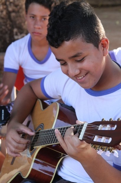 Momentos de estudo e leitura da notação musical O professor Alessandro dividiu as música-aulas, como chama os encontros com os alunos, em dois momentos: de estudo individual e coletivo dos instrumentos. Aos poucos, cada estudante aprendeu a ler a notação musical mais adequada. No caso do violão, acima, é o sistema de cifras. Foto: Marco Monteiro
