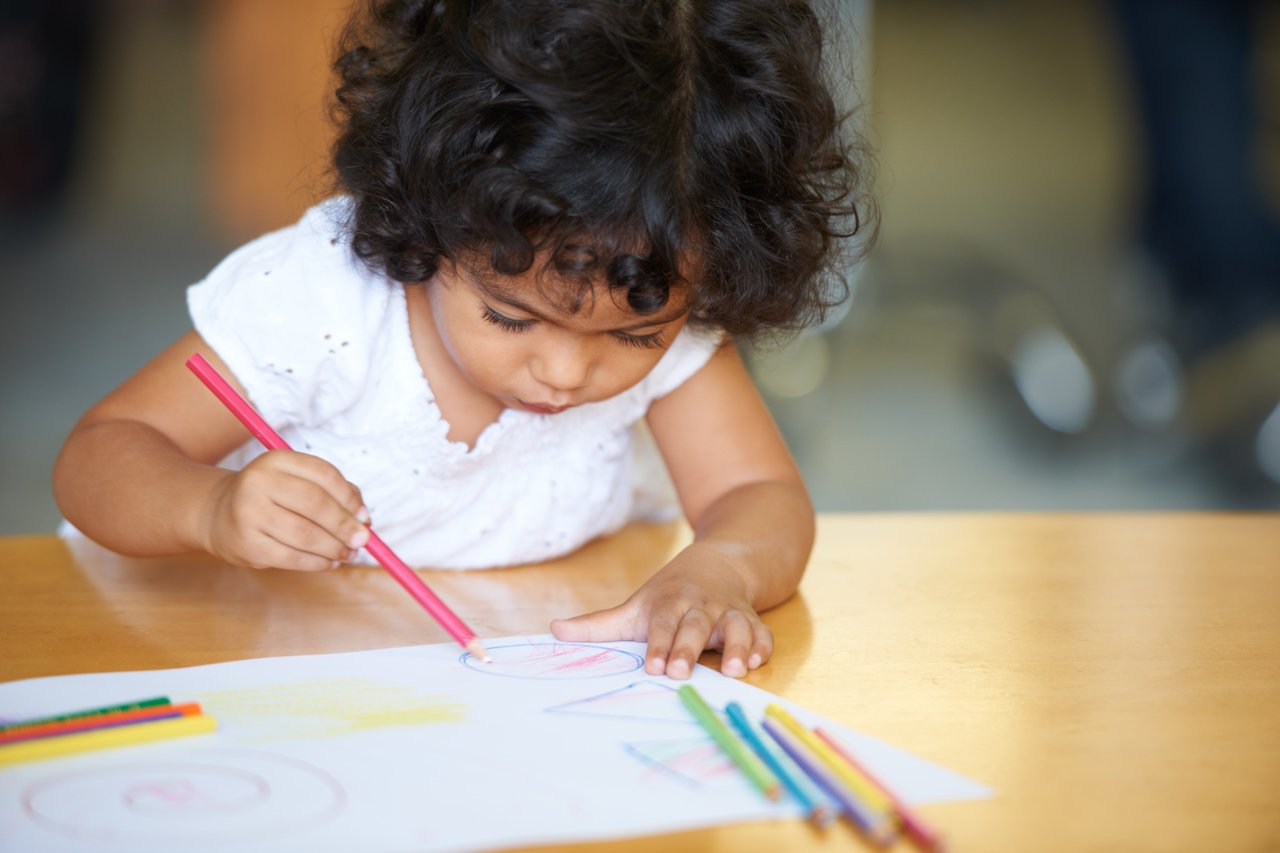 Criança em aula de Educação Infantil