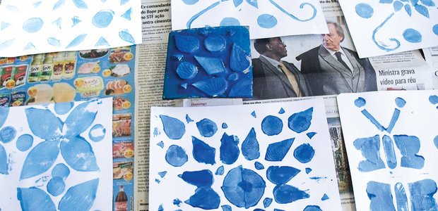 Os padrões foram carimbados com guache em papel cartão, no tamanho de azulejos. Foto: Arquivo pessoal/Anderson Leitão