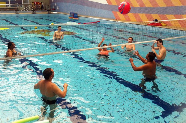 Vôlei na água Entre as atividades dentro d?água, foram realizadas partidas de vôlei. Com essa prática, a turma pôde sentir como é se mover em um ambiente líquido e trabalhar a percepção do corpo no espaço. Fernando Frazão