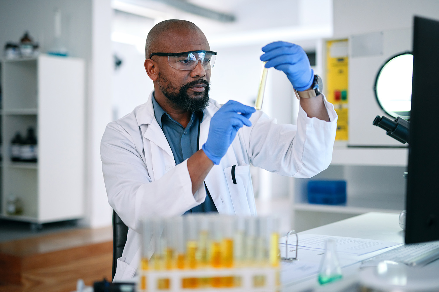 Imagem 12: fotografia de um cientista homem negro em um laboratório