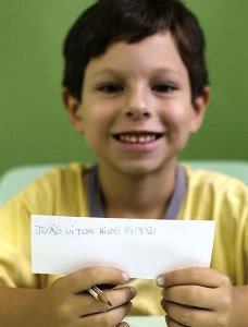 AVANÇO RÁPIDO: João Vitor estuda na EMEF Oscar Arantes, em Taboão da Serra, SP, tem 6 anos e já sabe escrever. Foto: Tatiana cardeal