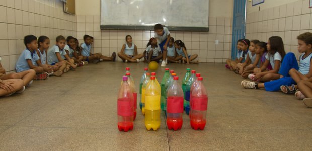 Aprendendo a jogar boliche Com esse jogo, a turma explorou a multiplicação, a tabuada e a representação de expressões numéricas. A professora atribuiu pontos diferentes às cores das garrafas, que variavam de acordo com as dificuldades que os alunos precisavam superar. Foto: Janduari Simões