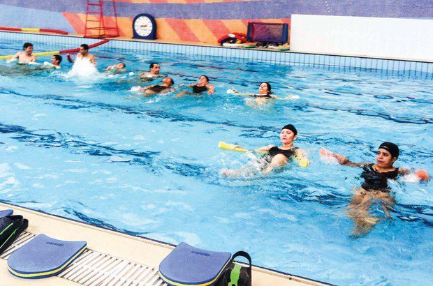 Uma das atividades realizadas pela turma na piscina da escola foi a hidroginástica. Arquivo pessoal