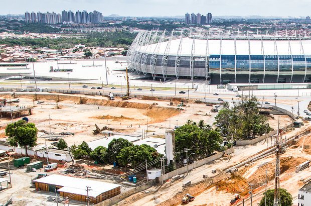 Um outro Castelão Fortaleza. O projeto previu o aumento da capacidade do estádio, a retirada do alambrado, a criação de restaurantes e de um estacionamento subterrâneo, entre outras melhorias. Foi o primeiro dos 12 em obras no Brasil a ser entregue. Ele receberá shows e eventos de grande porte.