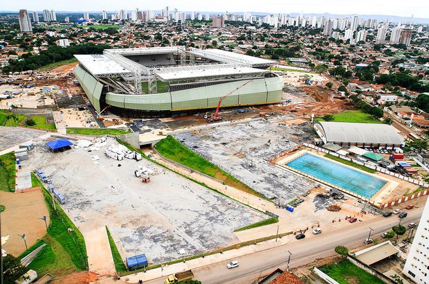 Espaço multiúso Cuiabá. As obras da Arena Pantanal estão sendo finalizadas. O investimento previsto é de 570 milhões de reais. Com capacidade para 44,3 mil espectadores, o projeto prevê a construção de um complexo que contará com restaurantes, hotéis, estacionamentos, lagos, bosque e pista para caminhada.
