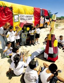 A biblioteca ambulante viaja pelas escolas de Ribeirão Pires: teatro garante boa comunicação. Foto: Gilvan Barreto