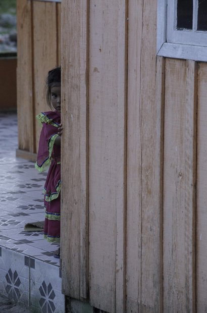 Uma pequena observa o trabalho da equipe de NOVA ESCOLA durante visita à comunidade, em agosto de 2014. Foto Marcelo Almeida
