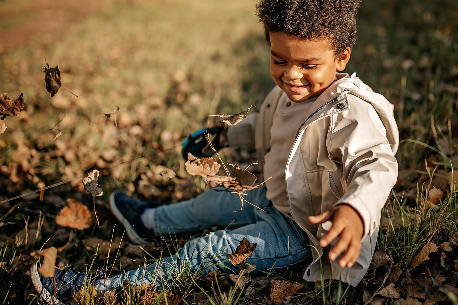Criança coletando elementos em ambiente natural