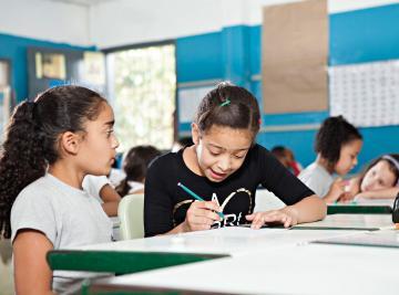Meninas discutem possibilidades de escrita