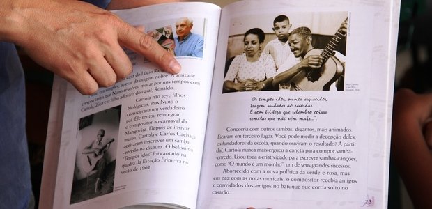 Pesquisa sobre a vida e a obra de Cartola Antes de aprender as músicas, os alunos de Alessandro leram biografias e livros sobre o sambista, que contam sua trajetória musical e explicam o sucesso tardio de Cartola, reconhecido depois dos 60 anos de idade. Foto: Marco Monteiro
