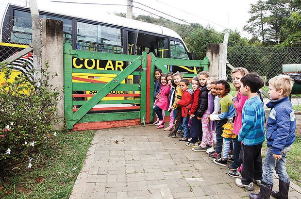 A participação cidadã começa cedo, com a turma de 3 a 5 anos indo à prefeitura. Manuela Novais