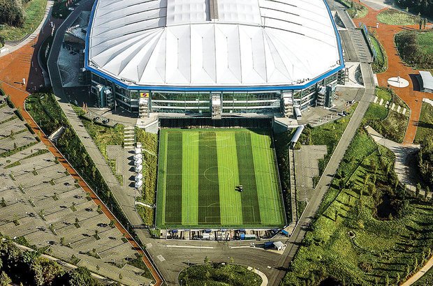 Na Alemanha, o gramado do Veltins-Arena é retirado do estádio para tomar sol. Volker Hartmann/DDP/AFP