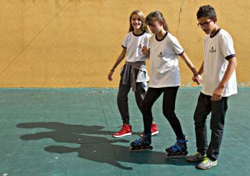 Alunos andando de patins